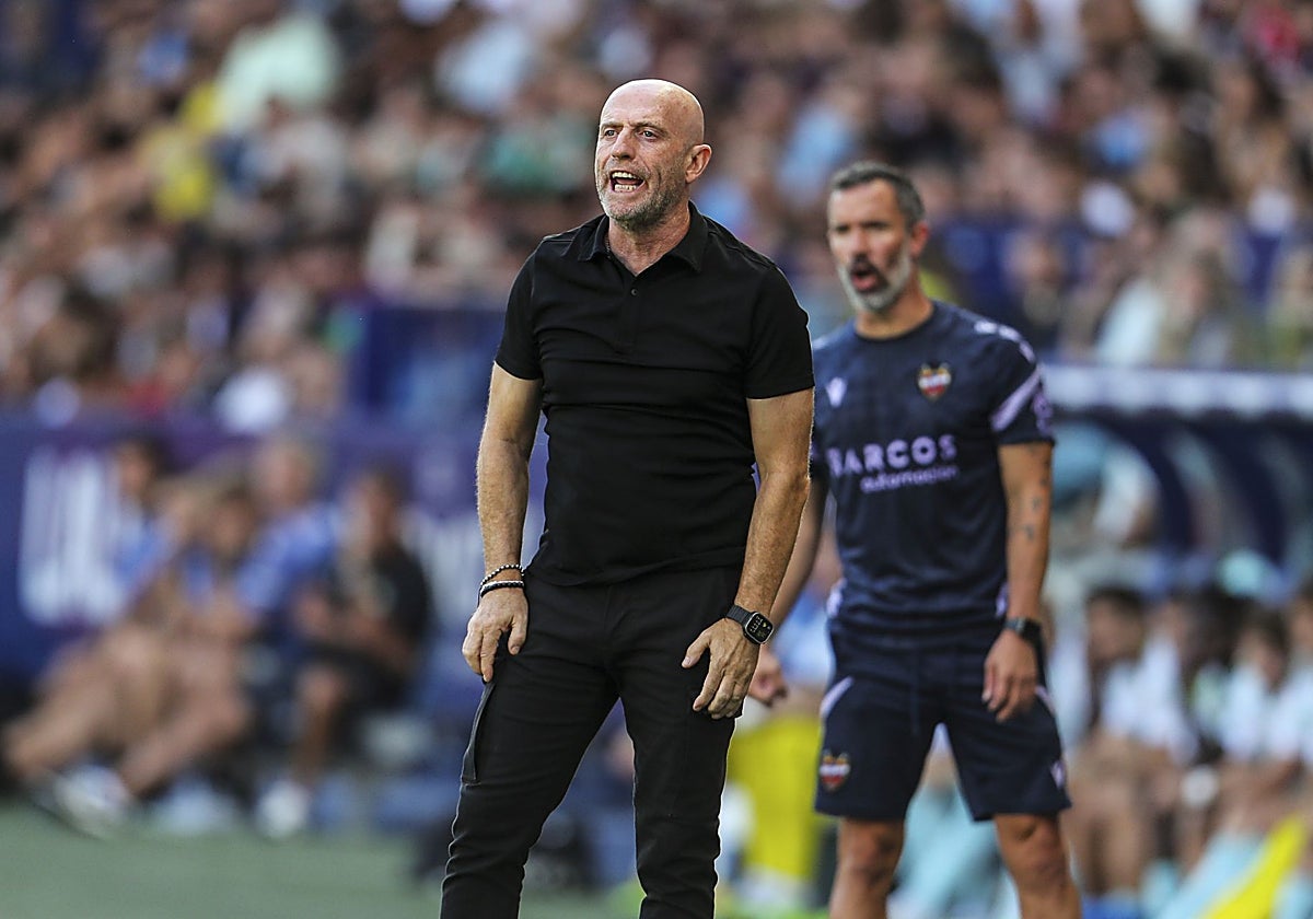 Julián Calero da indicaciones a sus jugadores durante el partido contra el Betis en el Ciutat de València.