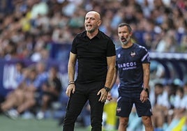 Julián Calero da indicaciones a sus jugadores durante el partido contra el Betis en el Ciutat de València.