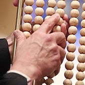 Unos de los lotes de alambres con bolas de los números en la Loterái de Navidad. Imagen de archivo.