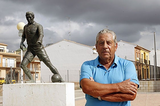 Claramunt, ante la estatua que le dedicaron en Puçol, su pueblo natal.