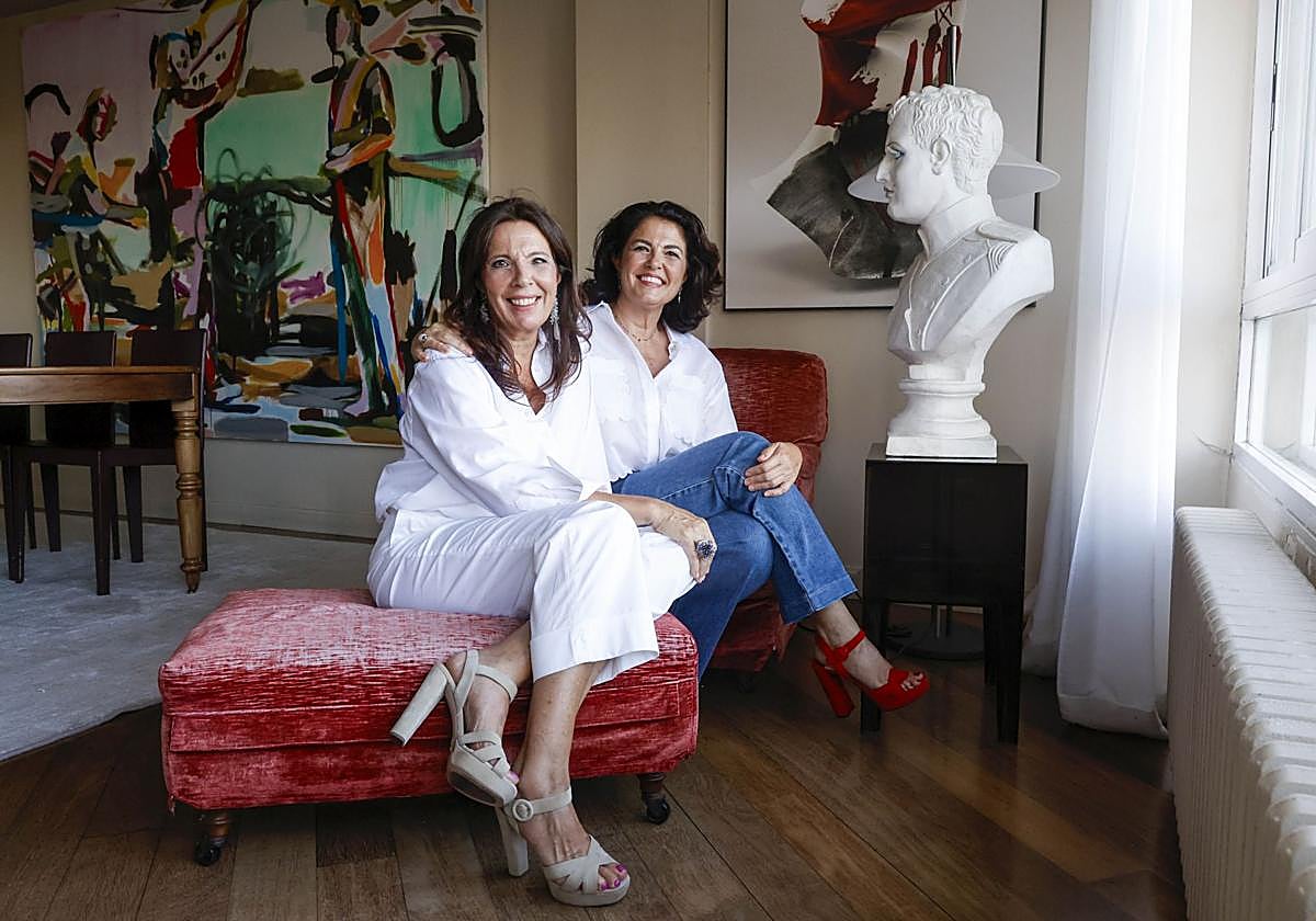 Cuchita y Begoña Lluch, en el salón de la casa de Cuchita en la Gran Vía Marqués del Turia.