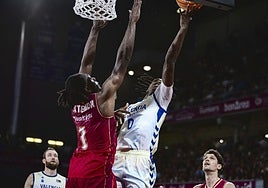 Badio ataca la canasta del Lleida ante la defensa de Batemon.