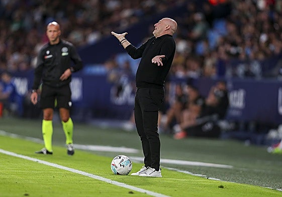 Calero gesticula durante el partido contra el Rayo.