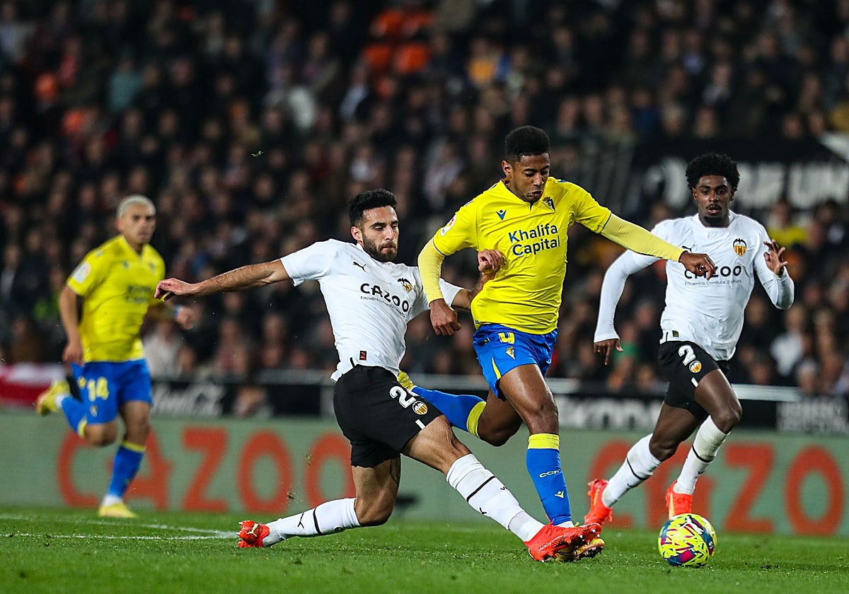 Comert, ante el Choco Lozano en enero de 2023.