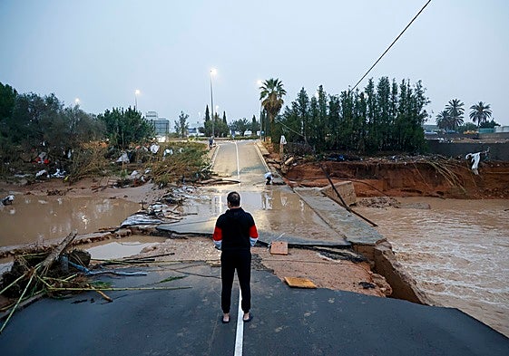 Destrozos de la dana sobre una carretera de Torrent.