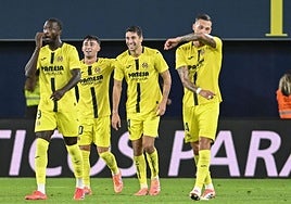 Jugadores del Villarreal celebran un gol ante el Betis.