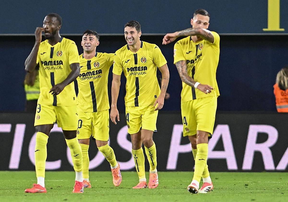 Jugadores del Villarreal celebran un gol ante el Betis.