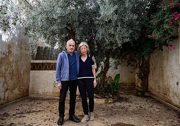 El matrimonio junto al olivo que sobrevivió.