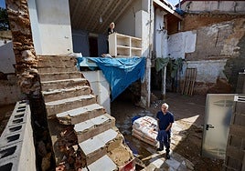 Felipe y Constanze, con su casa medio derruida.