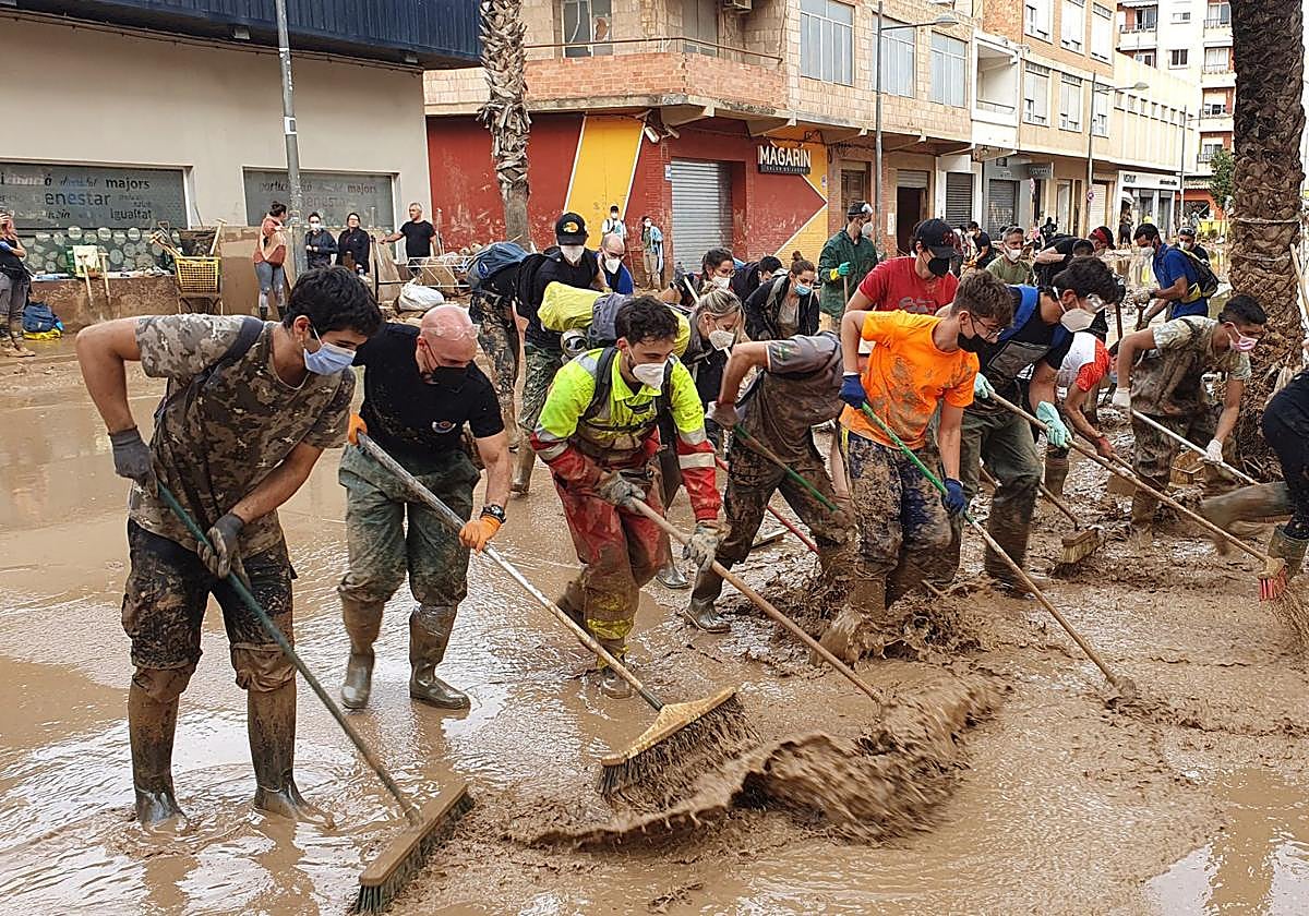 Limpieza del barro tras la dana en Paiporta.