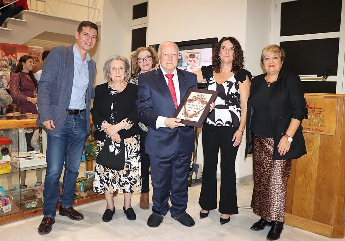 Entrega de uno de los reconocimientos del pasado año.