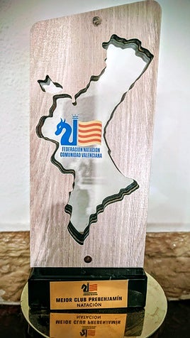 Trofeo al mejor club de natación por la formarción base.