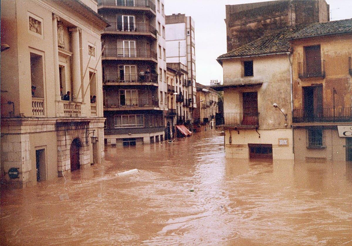 El agua superó varios metros en el centro de Carcaixent.