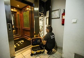 Un técnico repara el ascensor de una comunidad de vecinos.