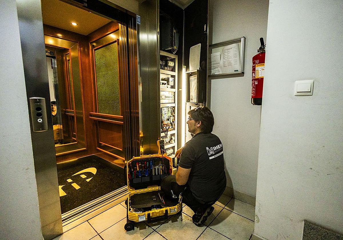 Un técnico repara el ascensor de una comunidad de vecinos.