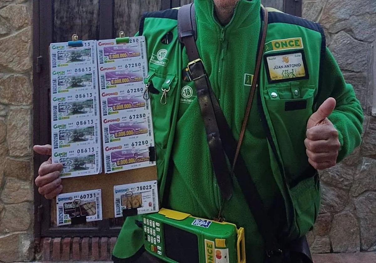 Un vendedor de la ONCE en una imagen de archivo.