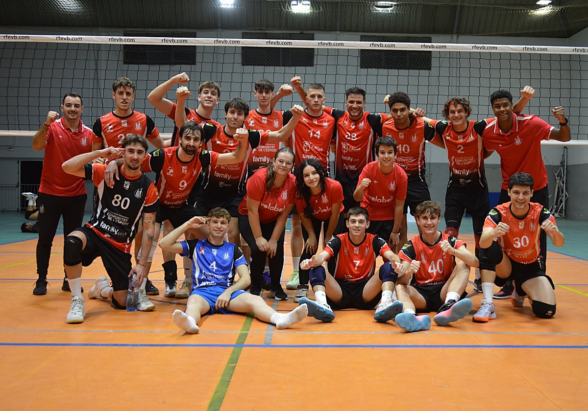 Los jugadores del equipo masculino, celebrando.