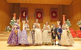 Las falleras mayores y su corte de honor.