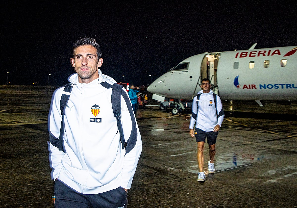 César Tárrega, junto a Rubo Iranzo, al aterrizar en Vitoria.