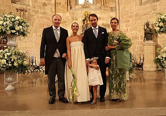 Los novios con los padres de Carlos, José Vicente Morata y Pilar Pons.