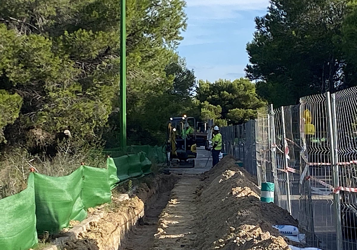 Imagen principal - Explicación de la zona donde se van a implantar los cañones de aguas, y zanja de una obra.