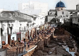 Un joven, dos días después de la dana, junto a una casa que ya fue arrasada por el agua en 1949.