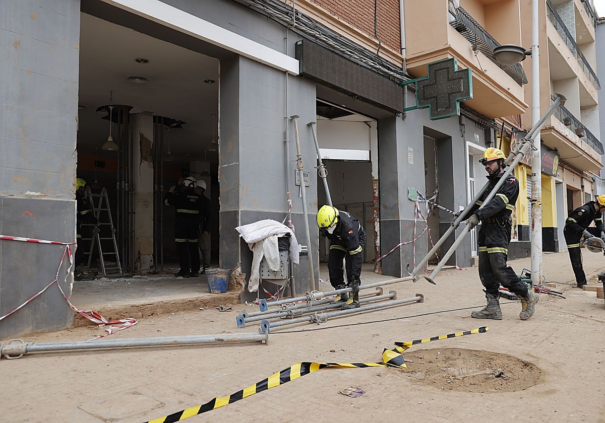 Los bomberos inspeccionan un edificio tras la dana.