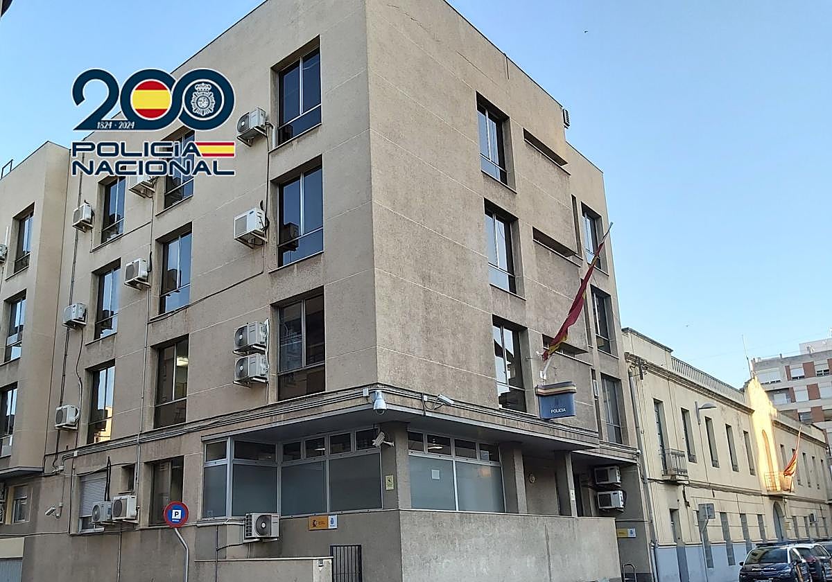 Dos detenidos acusados de robar 690 euros de un comercio tras amenazar al empleado con un cuchillo en Petrer