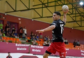 Una jugada del partido del Balonmano Mislata