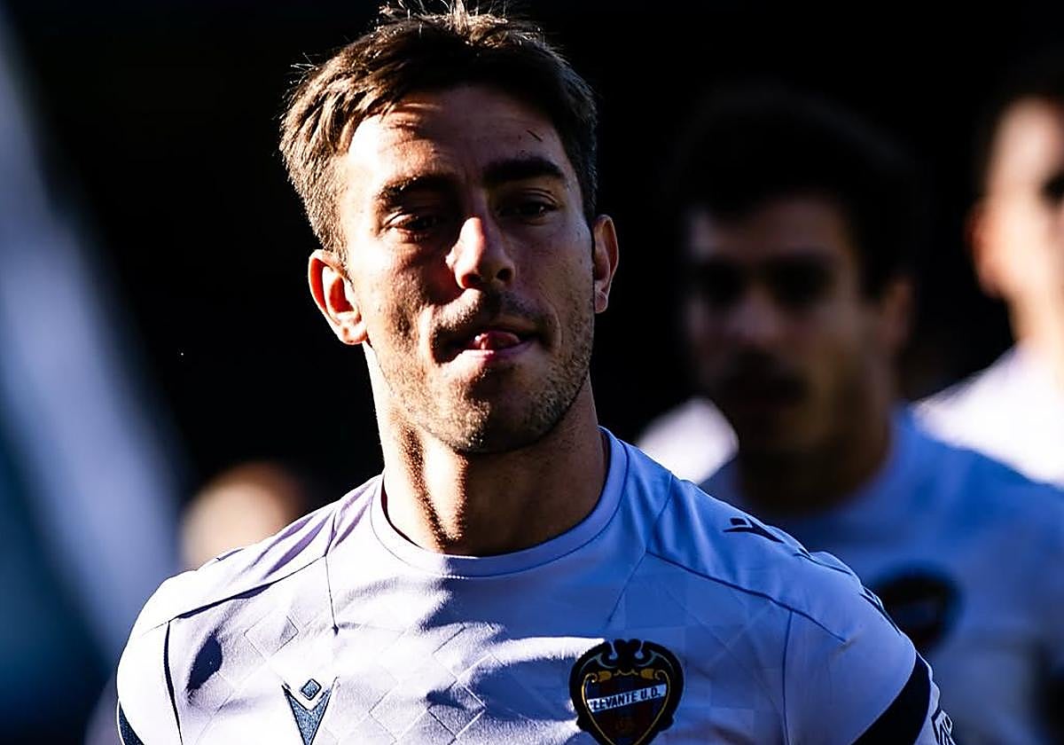 Iker Losada, entrenándose con el Levante.