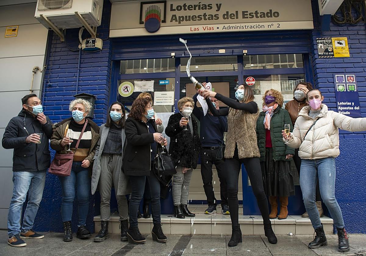 Varios afortunados festejan un premio de lotería.
