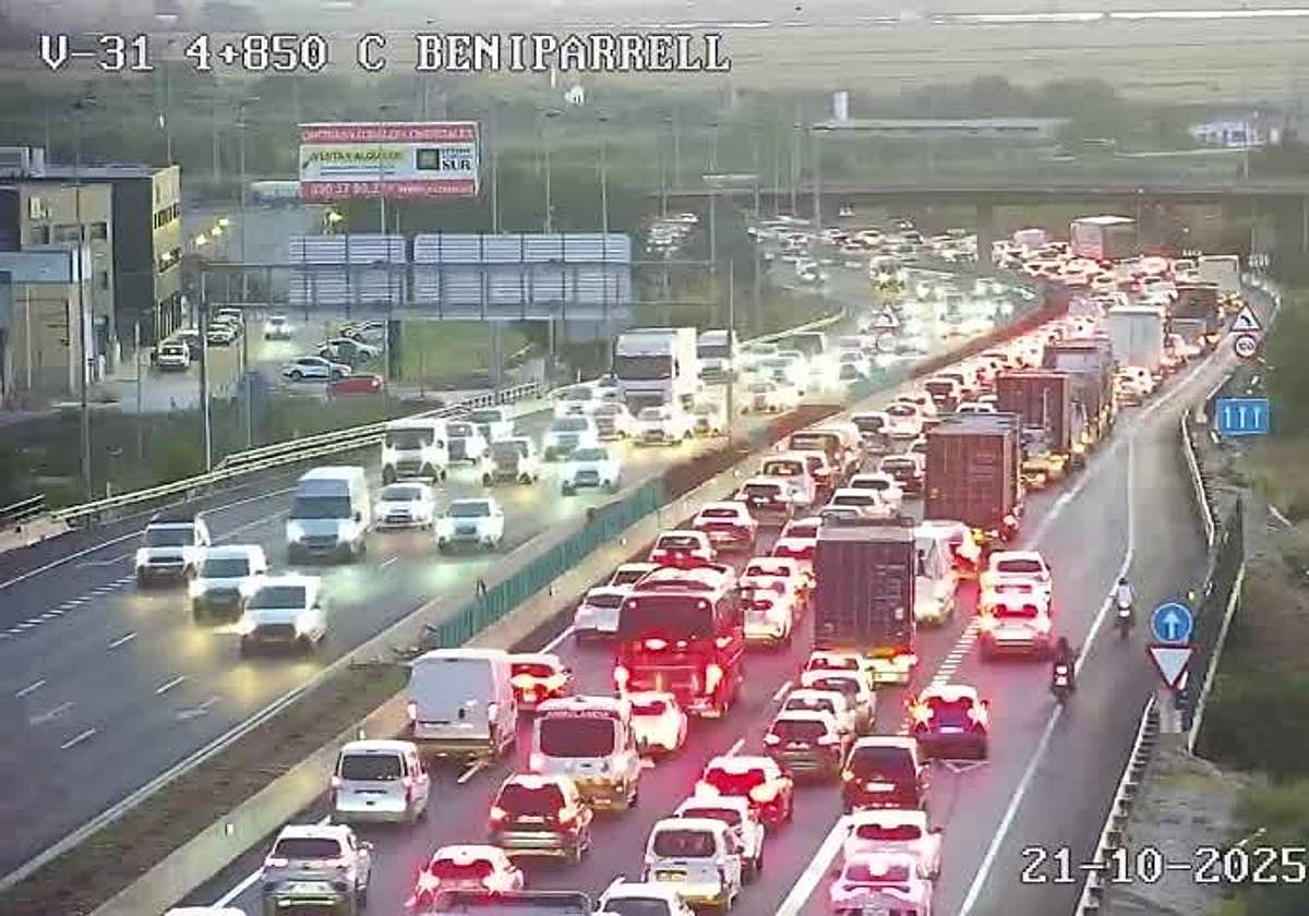 Atascos en la V-31 este martes, 21 de octubre.