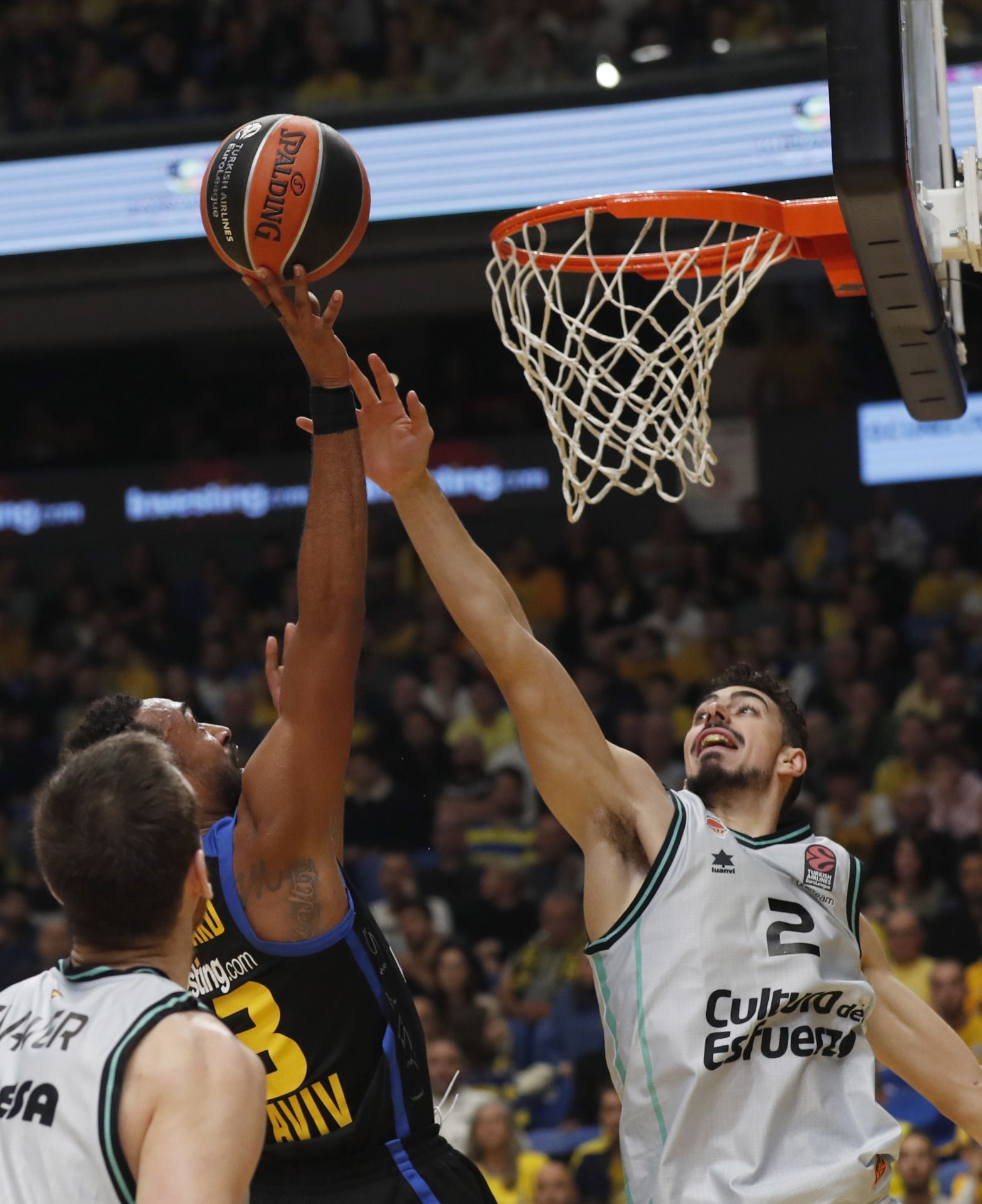 Josep Puerto (derecha) en un partido del Valencia Basket en Tel Aviv.