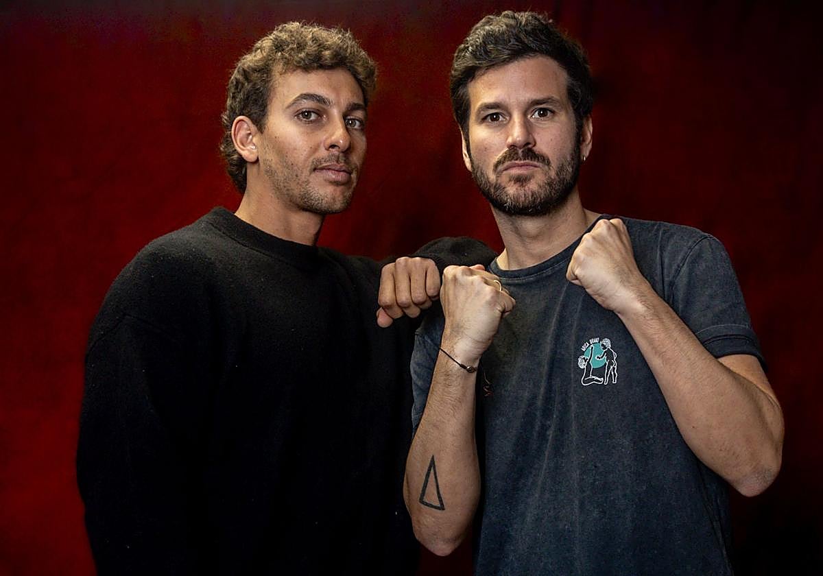 Antón Carreño (i) y Willy Barcenas (d) de Taburete posan para Europa Press.