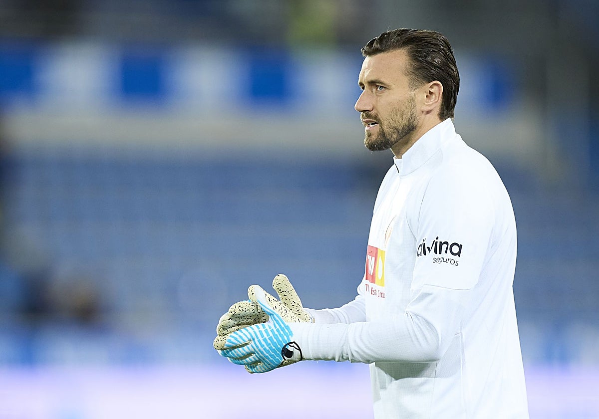 Dimitrievski, en los minutos previos al partido del Valencia en Vitoria contra el Alavés.