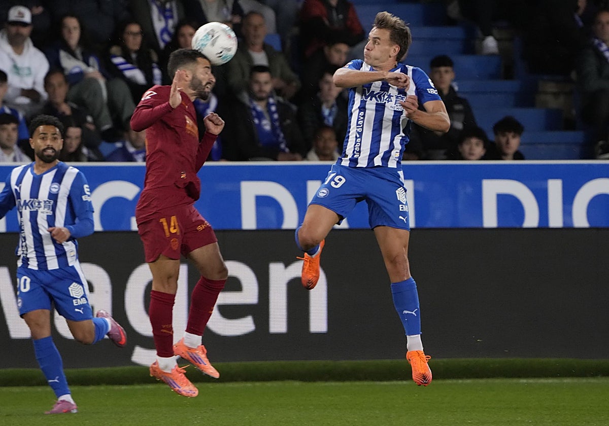 Gayà despeja el balón en Vitoria.