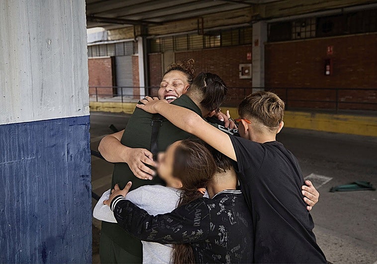 Sara se abraza a sus hijos tras conseguir traerlos de nuevo a España tras 80 días retenidos en Argelia.