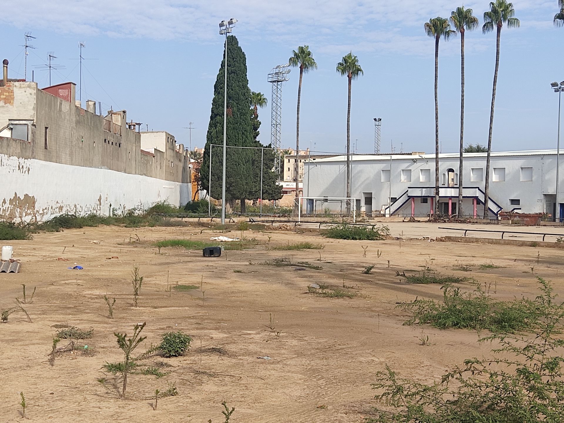 Campo de fútbol municipal de Algemesí pendiente de recuperarse.