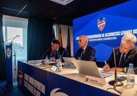 Danvila,a la izquierda, y el presidente Pablo Sánchez, durante la Junta del Levante.
