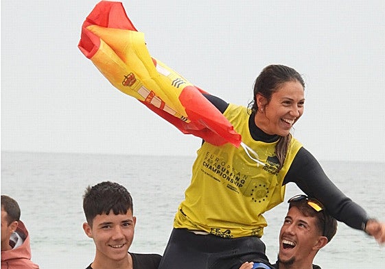 María Cabañes celebra su victoria siendo alzada