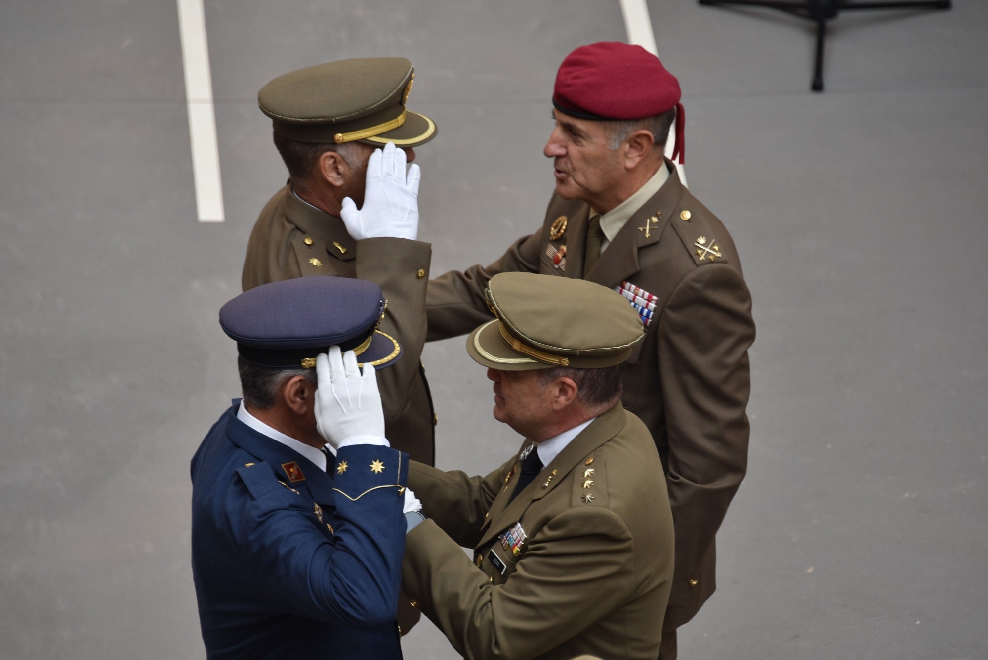 Imagen secundaria 2 - Arriba, momento de la colocación de la corona en el molito en honor a los que dieron su vida por España. Abajo, distinciones y reconocimientos que se han dado a civiles y limitares.