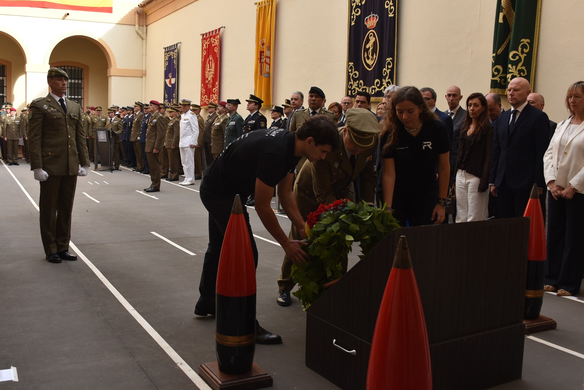 Imagen principal - Arriba, momento de la colocación de la corona en el molito en honor a los que dieron su vida por España. Abajo, distinciones y reconocimientos que se han dado a civiles y limitares.