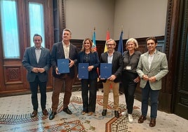 El conseller Martínez Mus, junto con la alcaldesa Catalá y el concejal Carlos Mundina y técnicos de ambas administraciones.