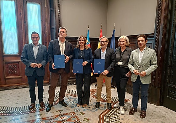 El conseller Martínez Mus, junto con la alcaldesa Catalá y el concejal Carlos Mundina y técnicos de ambas administraciones.