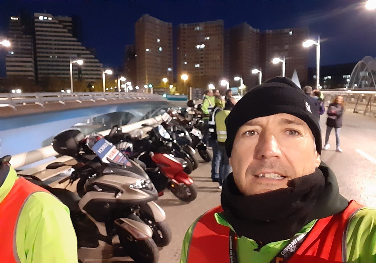 Andres Giménez, antes de salir con la moto junto a los juez de carrera.