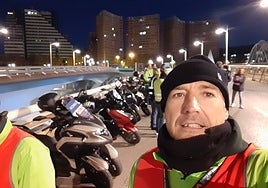 Andres Giménez, antes de salir con la moto junto a los juez de carrera.