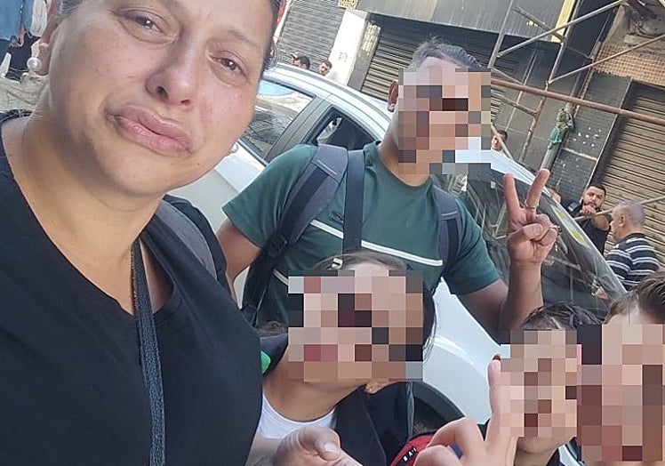 Sara se reúne con sus cuatro hijos en Argelia tras el ingreso en prisión del padre.