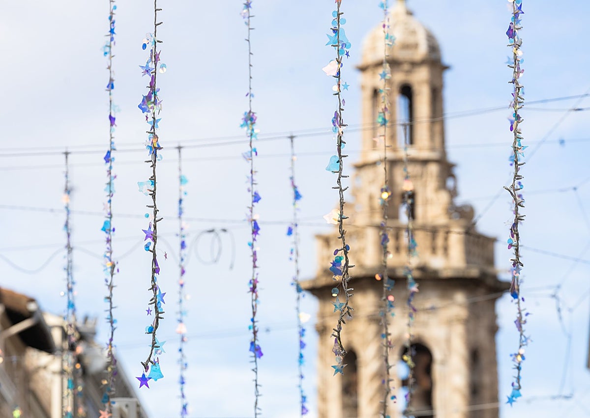 Imagen secundaria 1 - Montaje de las guirnaldas de Navidad de la calle de la Paz.