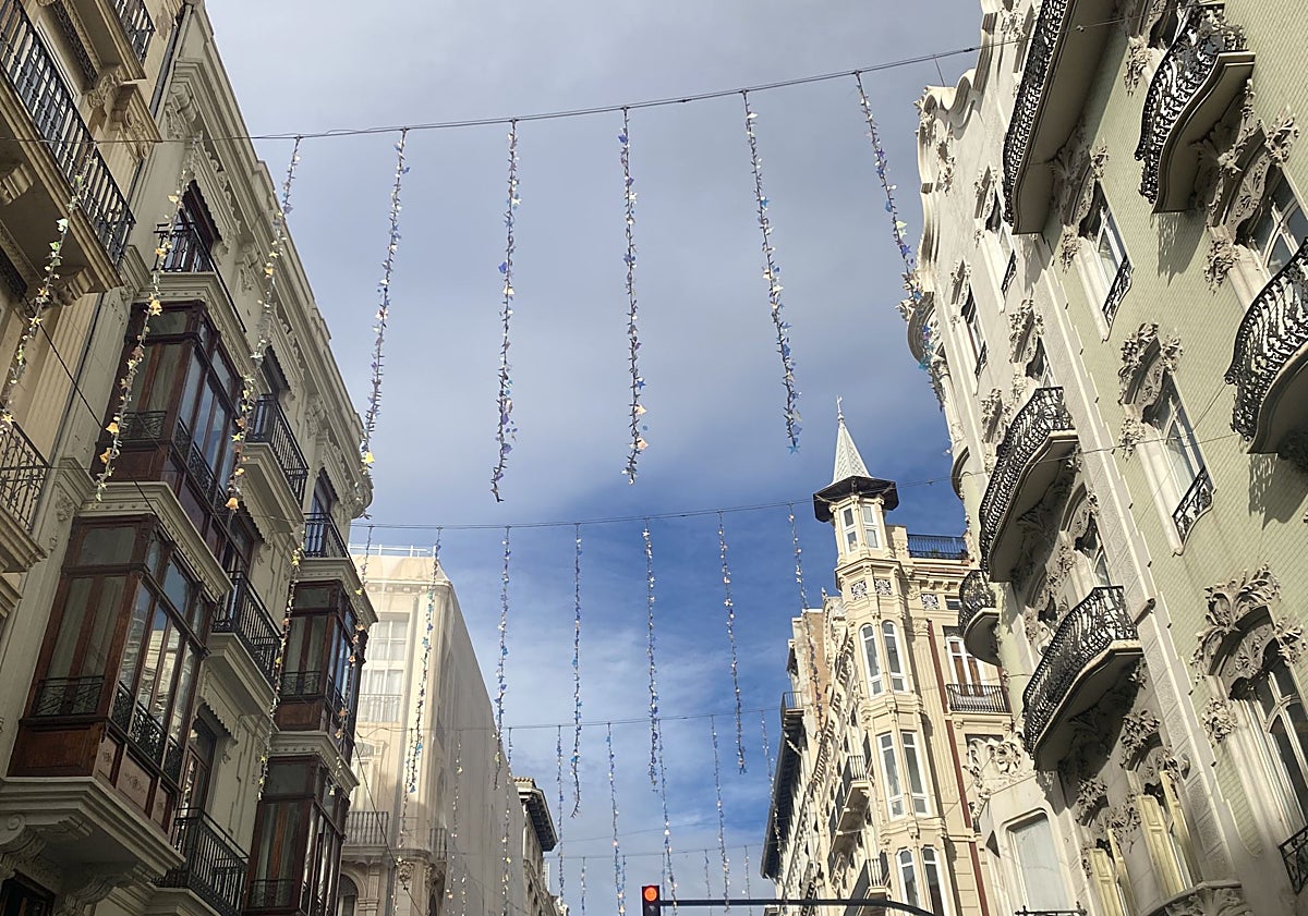 Imagen principal - Montaje de las guirnaldas de Navidad de la calle de la Paz.