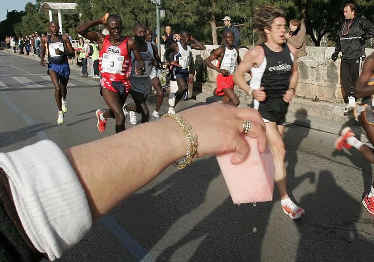 Con o sin cafeína: el dilema del kilómetro 15 en el Medio Maratón de Valencia